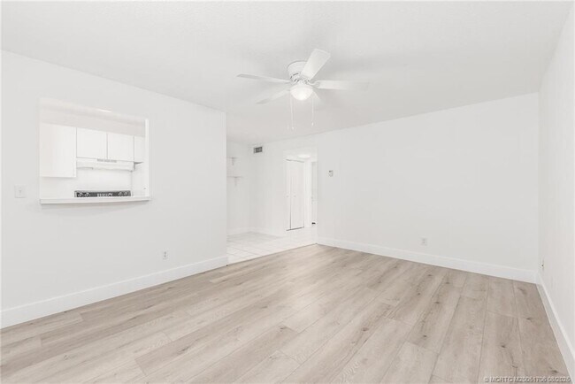 Foto del edificio - 660 SW Bryant Ave