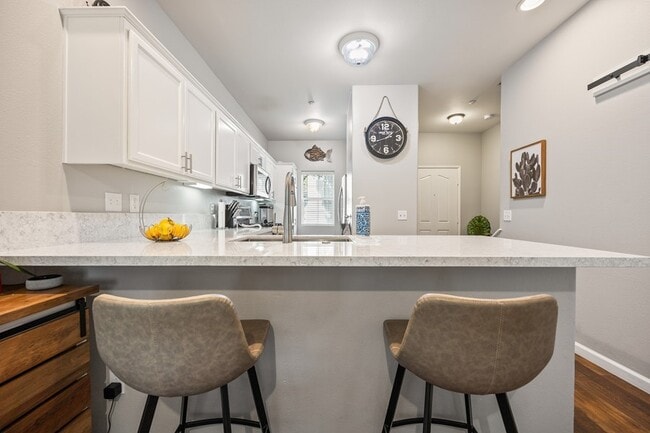 Foto del edificio - Spacious 3-Bedroom Townhouse in Burgundy H...
