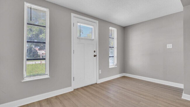 Building Photo - Darling Updated 2BD/1BTH+Flex Space Home i...