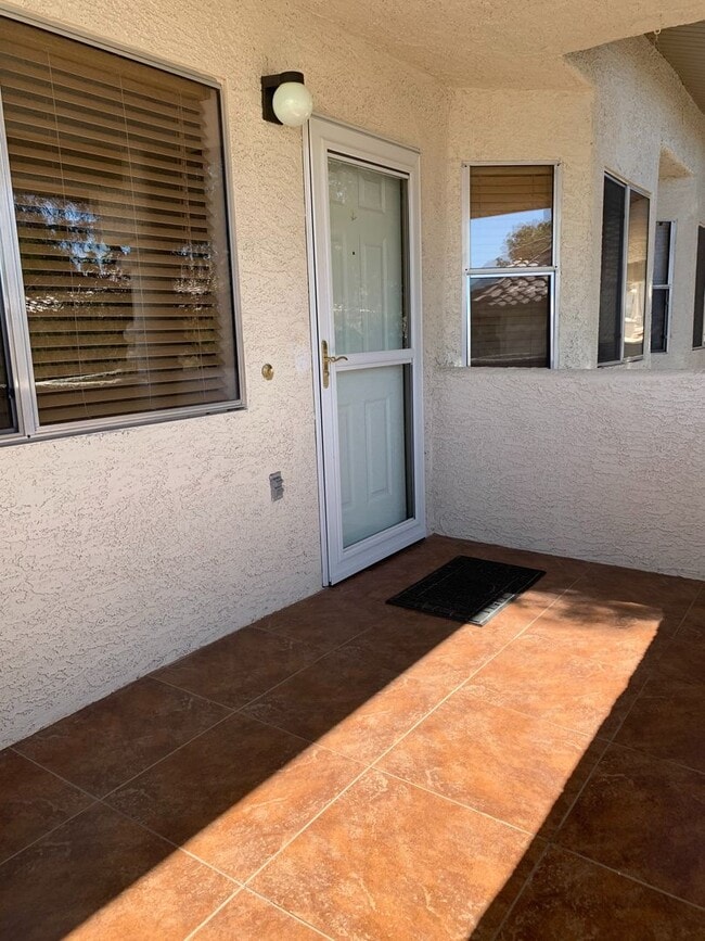 Building Photo - Beautiful upper level larger 2 bedroom, 2 ...