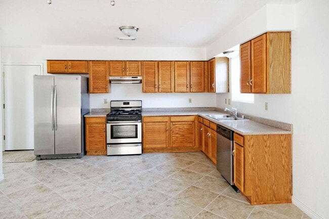 Building Photo - Comfortable home on a cul-de-sac with a gr...