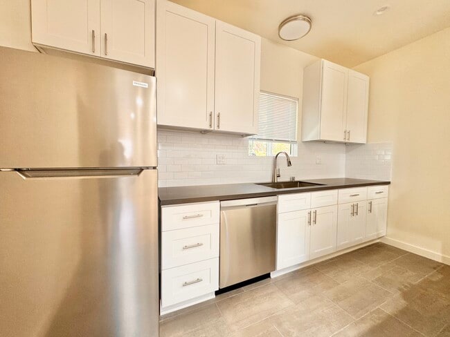 Building Photo - 515-518 3/4 N Mariposa Ave