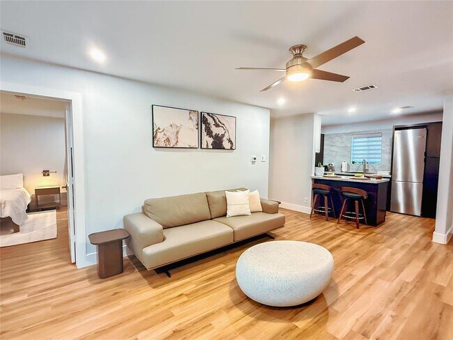 Foto del edificio - 12100 Melville Dr