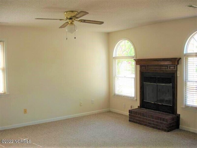 Building Photo - 409 Emerald Cir