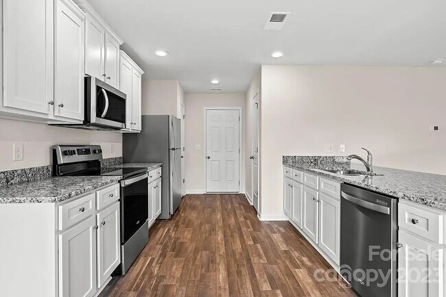 Foto del edificio - Room in House on Nia Rd