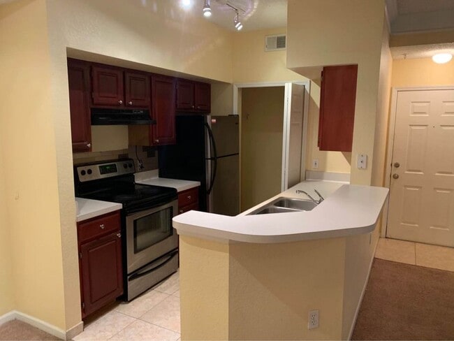 Building Photo - 2 bedroom 2 bath Condo  with Balcony in La...