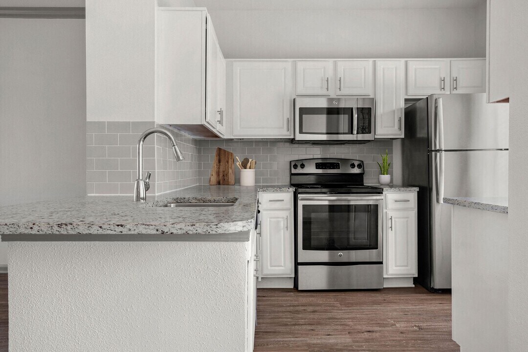 Foto principal - Now Leasing: Luxury 2 Beds / 2 Baths Apart...