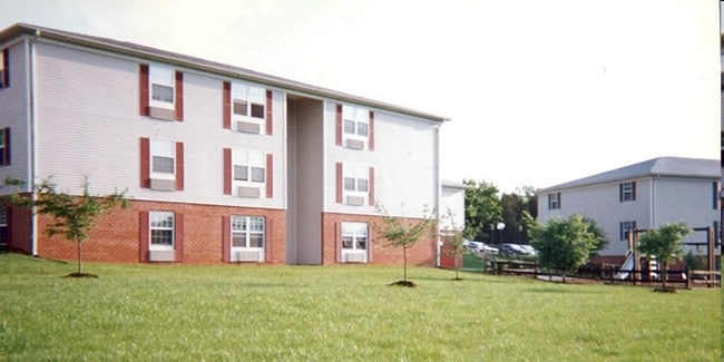 Building Photo - Forest Glen