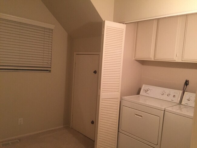 Laundry and mutli-purpose room with 2 storage closets - 3852 Bentley Ave