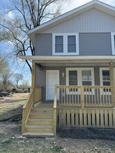Building Photo - 931-933-933 Lawrence Dr