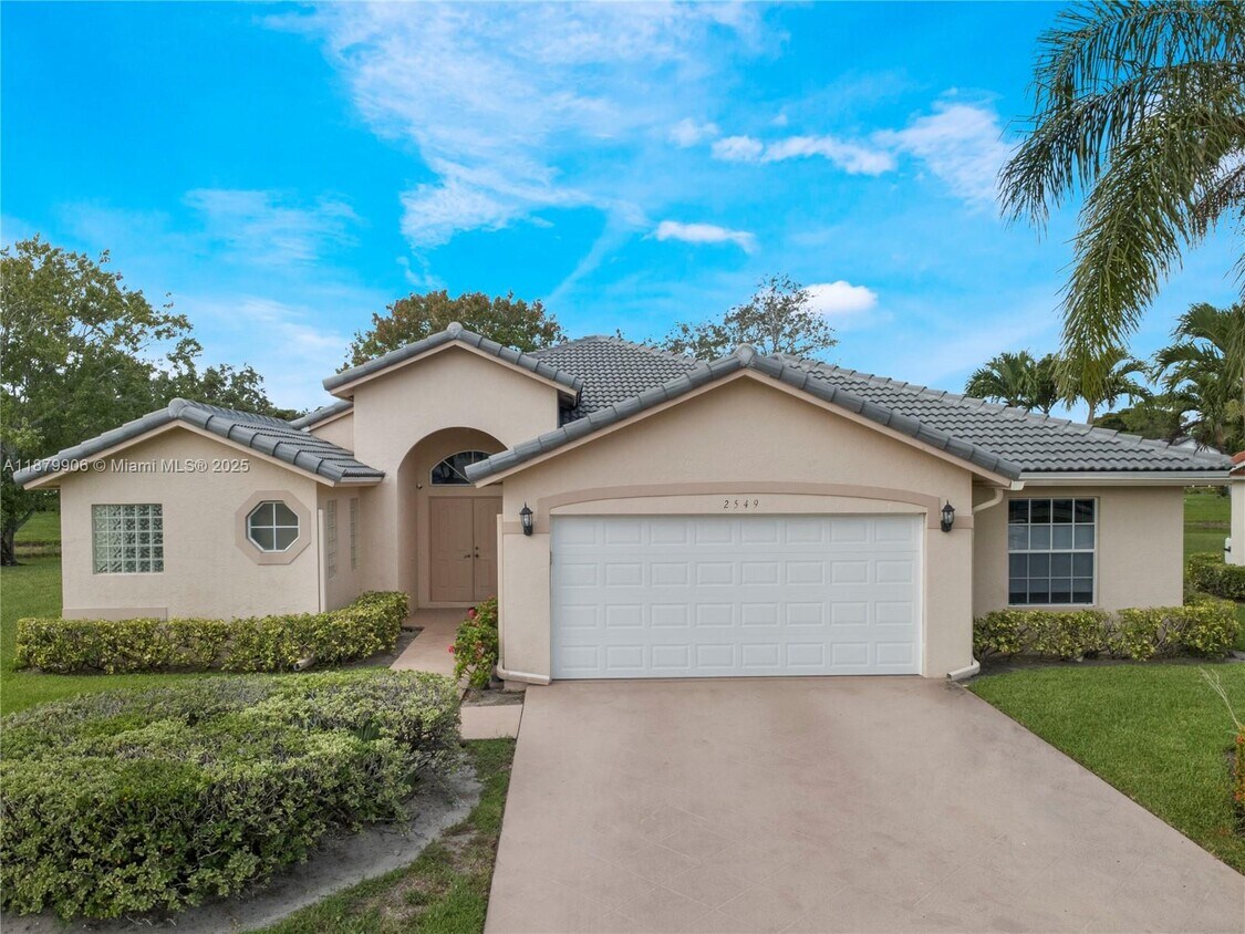 Foto principal - 2549 Egret Lake Dr