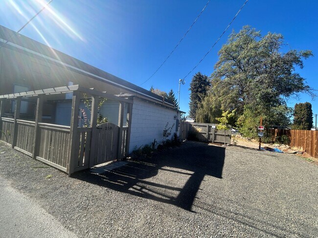 Foto del edificio - Newly Remodeled Studio in Downtown Redmond