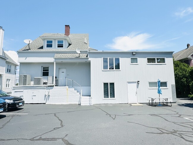 Building Photo - 425 Montauk Ave