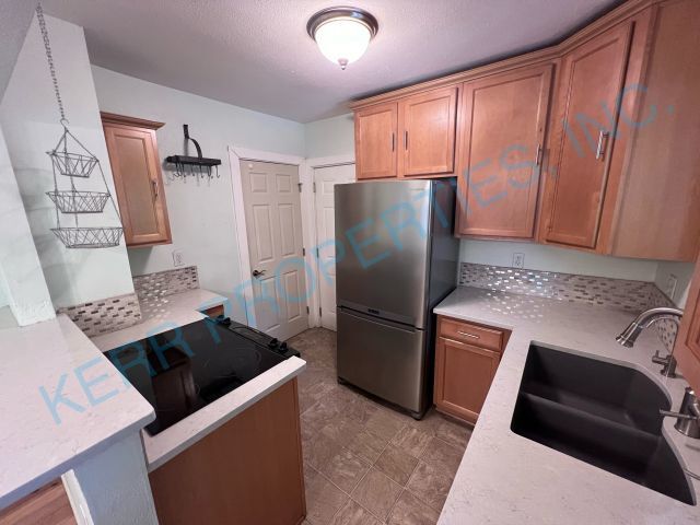 Building Photo - Charming 2-Bedroom Home with Spacious 1606 Sq Ft Living Space in Portland's SE Knapp St!