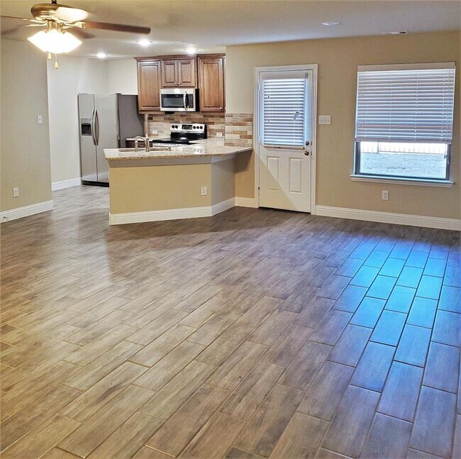 Building Photo - 710 Amber Dr