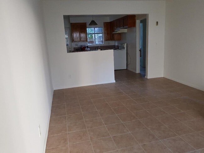 Building Photo - 2213 Ruhland Ave