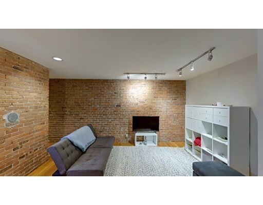 Primary Photo - 87 Gainsborough St