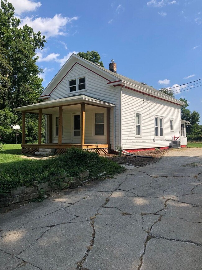 Building Photo - "The SCHOOLHOUSE," 3 bed/1 bath home acros...