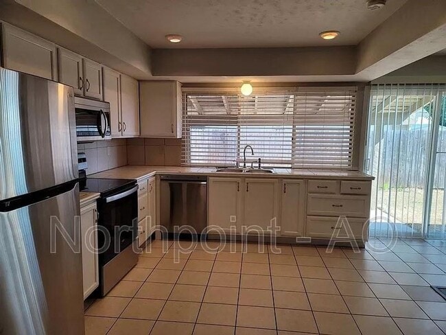 Building Photo - 3 BR/2BA | Renovated Single Family Home |Gated backyard!