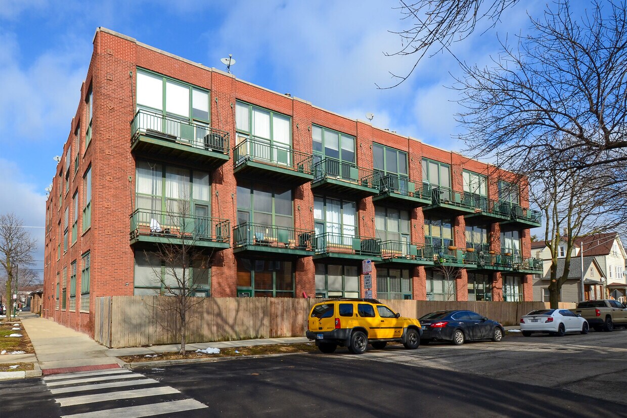 Primary Photo - 2654 W Medill Ave