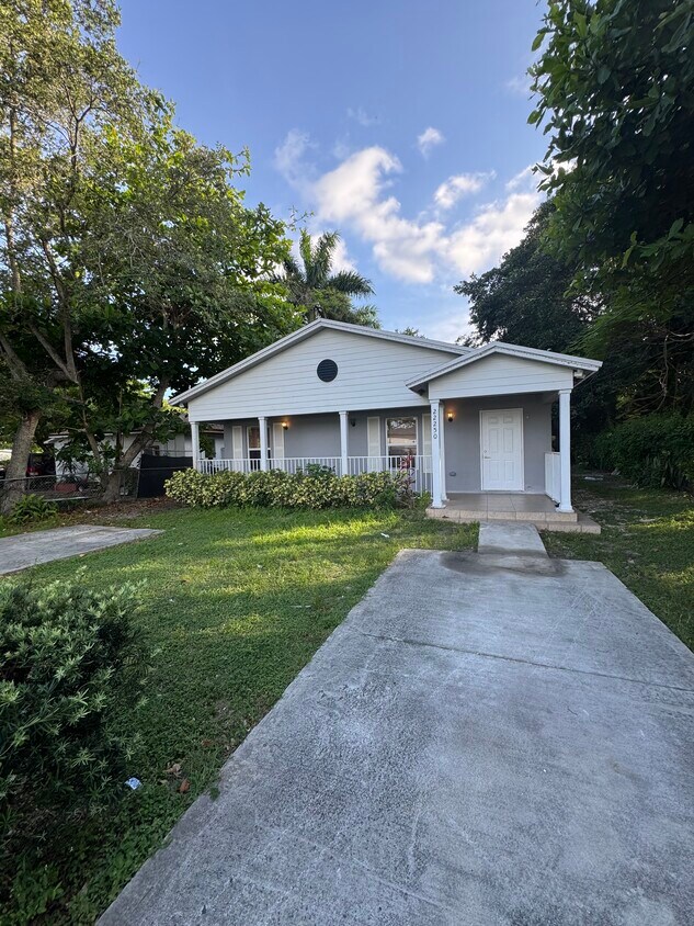Foto principal - 22250 Miami Ave