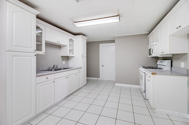 Building Photo - Great Cottage Style House in the Saint Str...