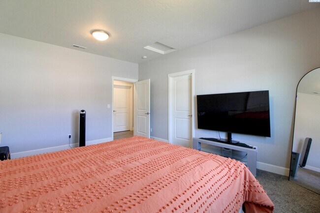 Building Photo - 4 Bed, 2.5 Bath House in South Kennewick