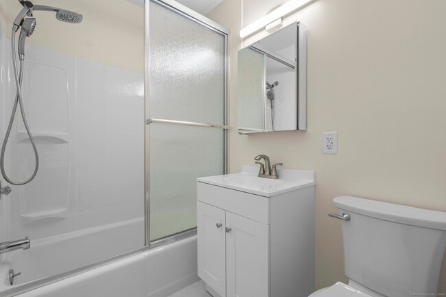 Building Photo - Newly Renovated 1 Bedroom Apartment
