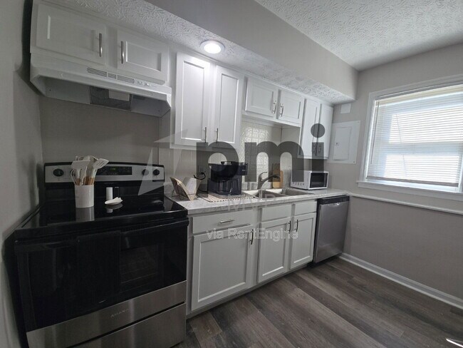 Building Photo - 4615 Langley Ave