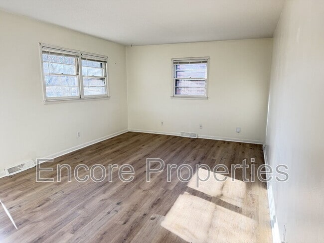 Building Photo - 1502 Larson St