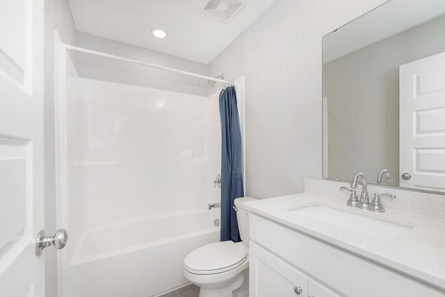 Foto del edificio - Like New 5 Bedroom 3 Full Bath With Fenced...