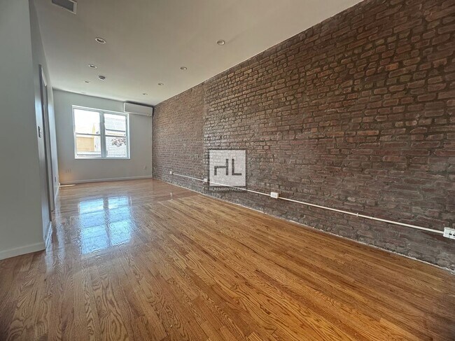 Foto del edificio - Fully Renovated 1-Bedroom Apartment in the...
