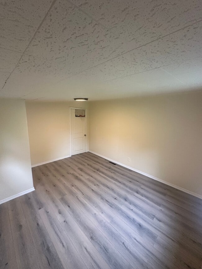 Building Photo - 520 N Maple St