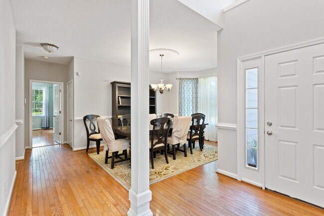 Building Photo - 5BR/3BA with Fresh Paint and New Carpet in...