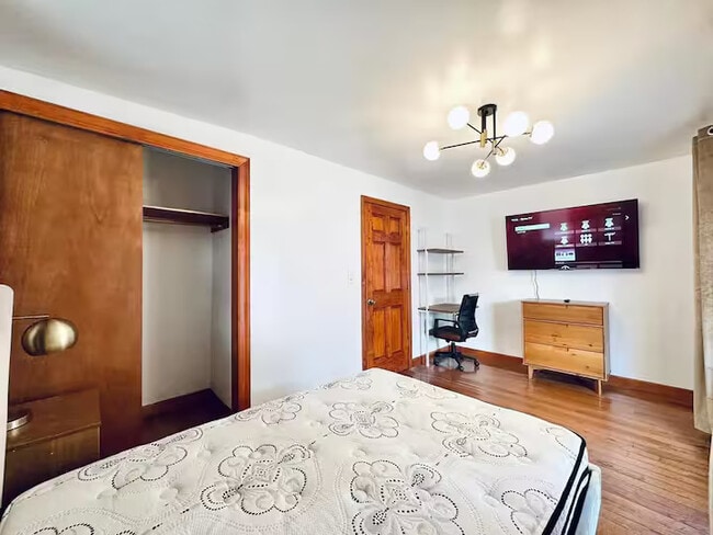 Building Photo - Furnished room/NOT APARTMENT