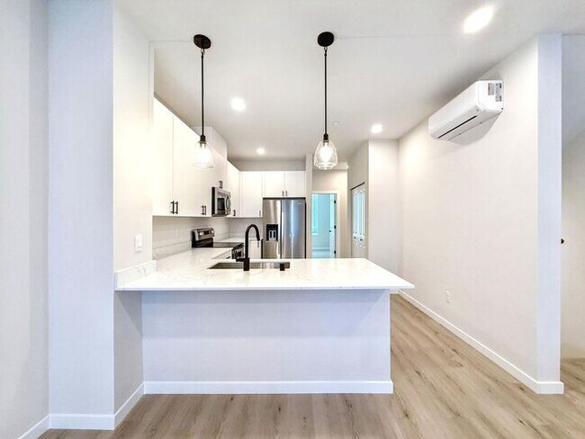 Building Photo - Charming 3-Bedroom Townhome with Modern Am...