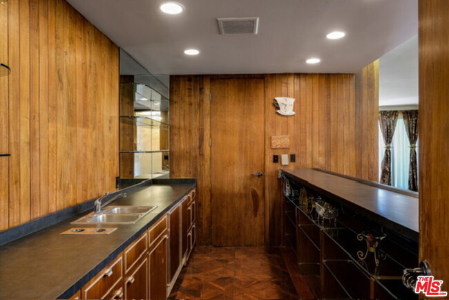 Foto del edificio - 325 N Oakhurst Dr