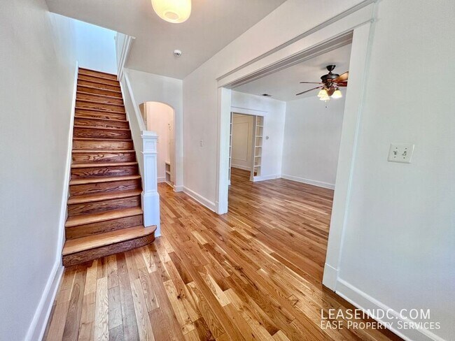 Foto del edificio - 228 Upshur St NW