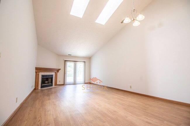 Building Photo - AVAILABLE IN AUGUST - CUTE AND COZY 3 BR HOME IN DESIRABLE NEIGHBORHOOD