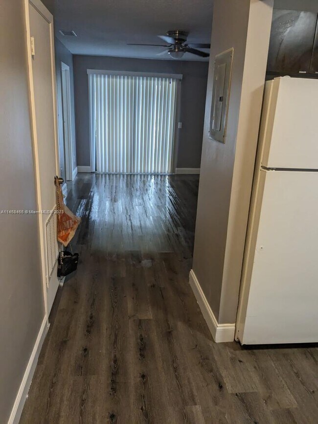 Building Photo - 617 Ixoria Ave
