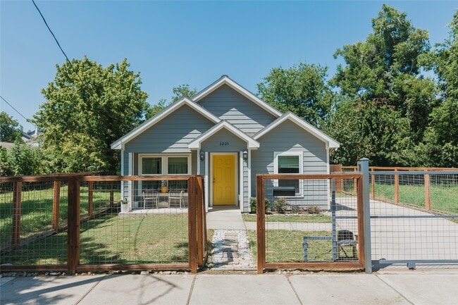 Building Photo - 3205 Rosalie St