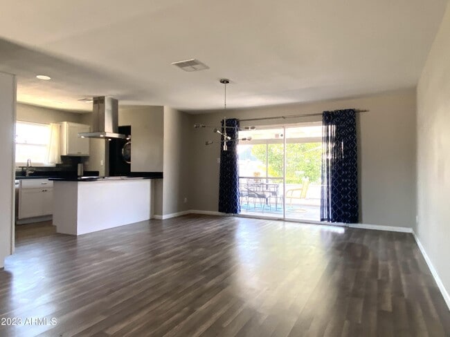 Foto del edificio - 4627 W Rose Ln