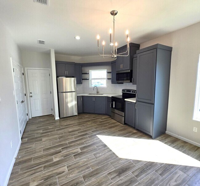 Foto del edificio - 913 N Clarence Ave