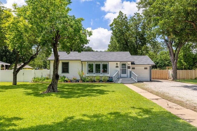 Building Photo - 305 Sunset Dr
