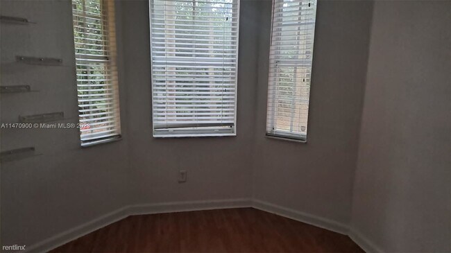 Building Photo - 3 br, 3.5 bath House - 2150 Shoma Dr # 226