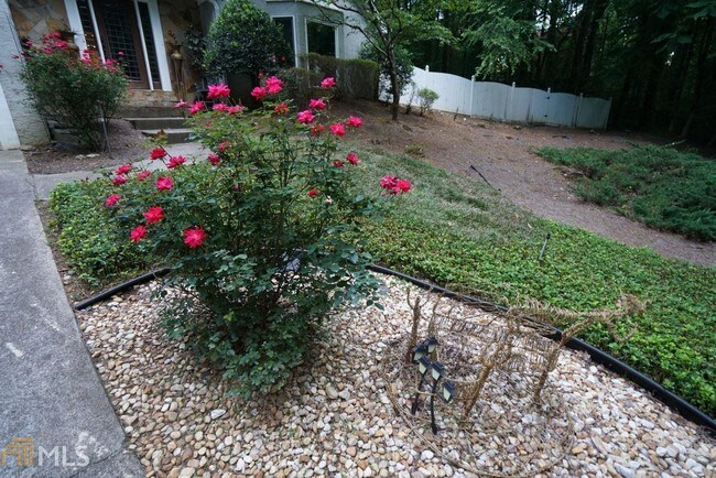 Building Photo - 1175 Pine Grove Pointe Dr