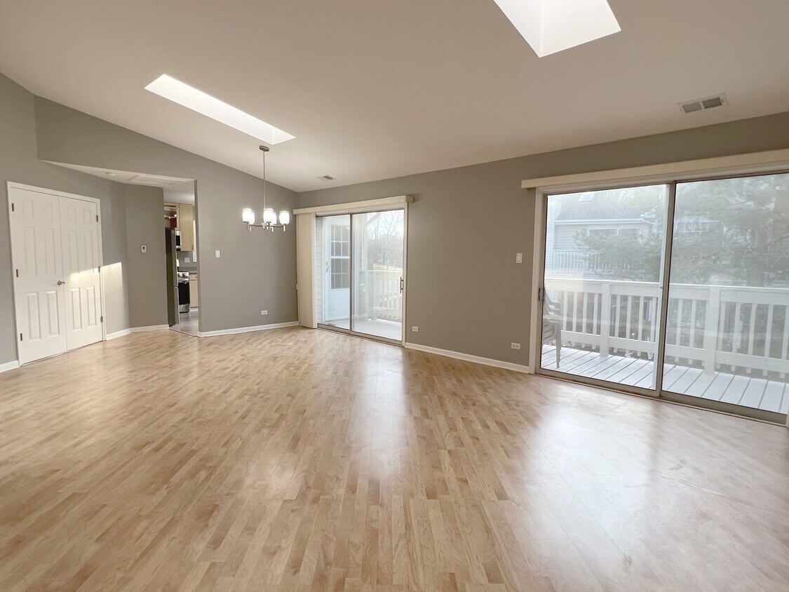 Primary Photo - 1242 E Evergreen Dr