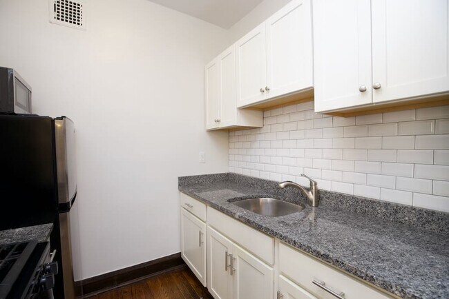 Building Photo - 1367 E 53rd St