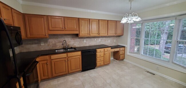 Building Photo - 2 Bedroom 3.5 Bathroom Townhouse