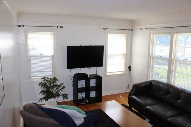 Foto del edificio - **Lake Nokomis Beauty! 3 Bed 1 Bath!**